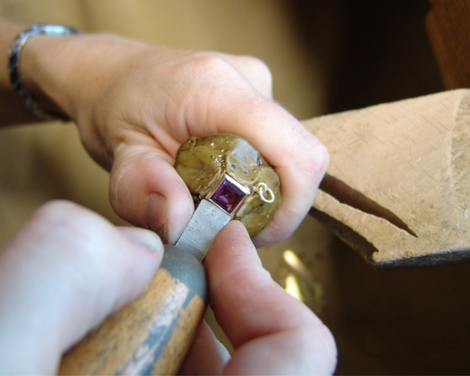 Skab dit drømmesmykke: Unikke specialopgaver hos Guld Design