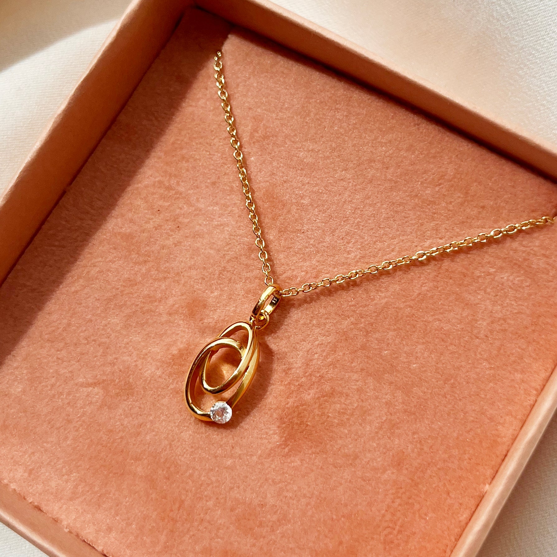 Scrouples Halskæde i Guld 8 kt. med Syn. cubic zirconia