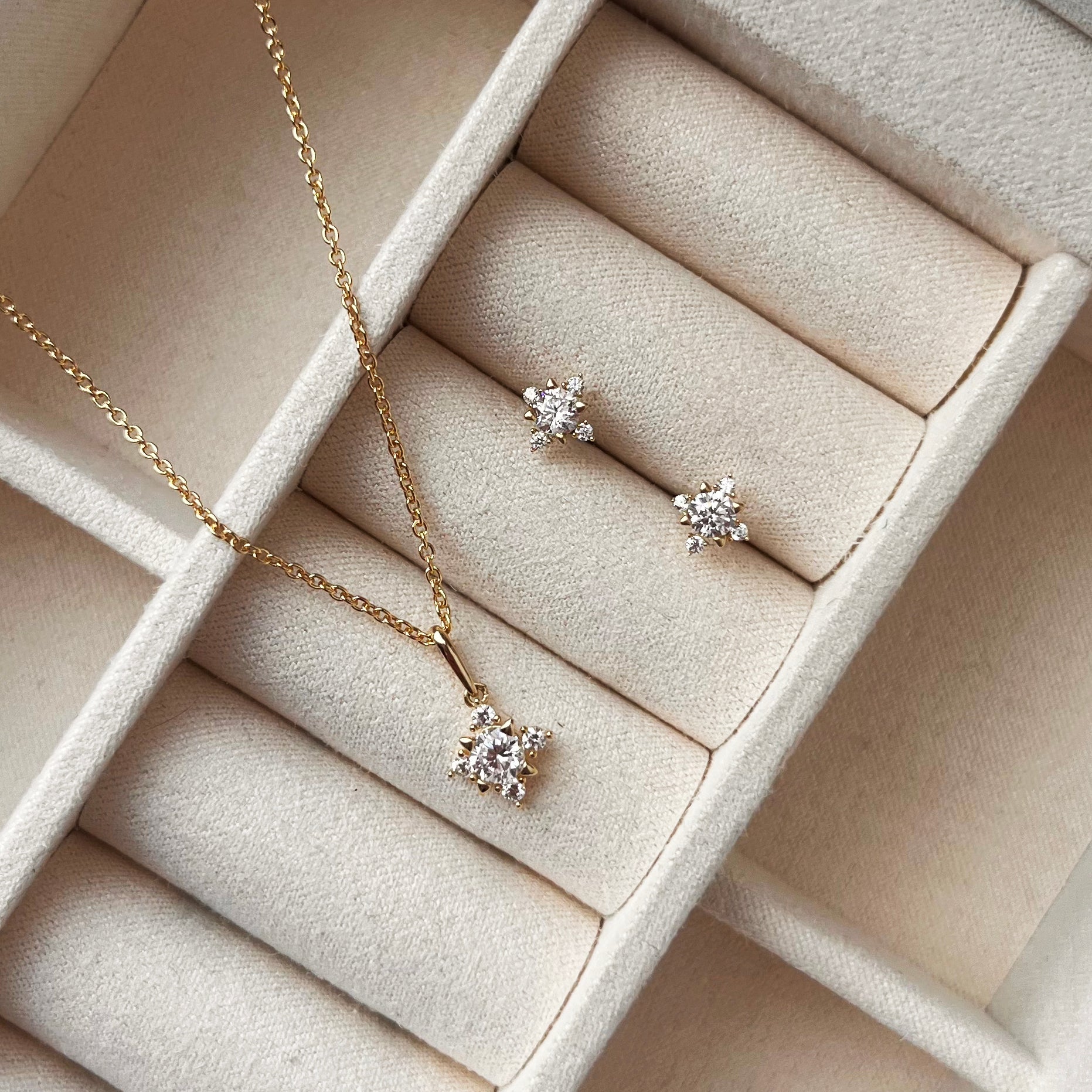 Scrouples Halskæde i Guld 8 kt. med Syn. cubic zirconia