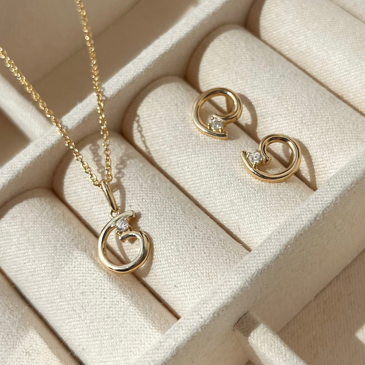 Scrouples Halskæde i Guld 8 kt. med Syn. cubic zirconia