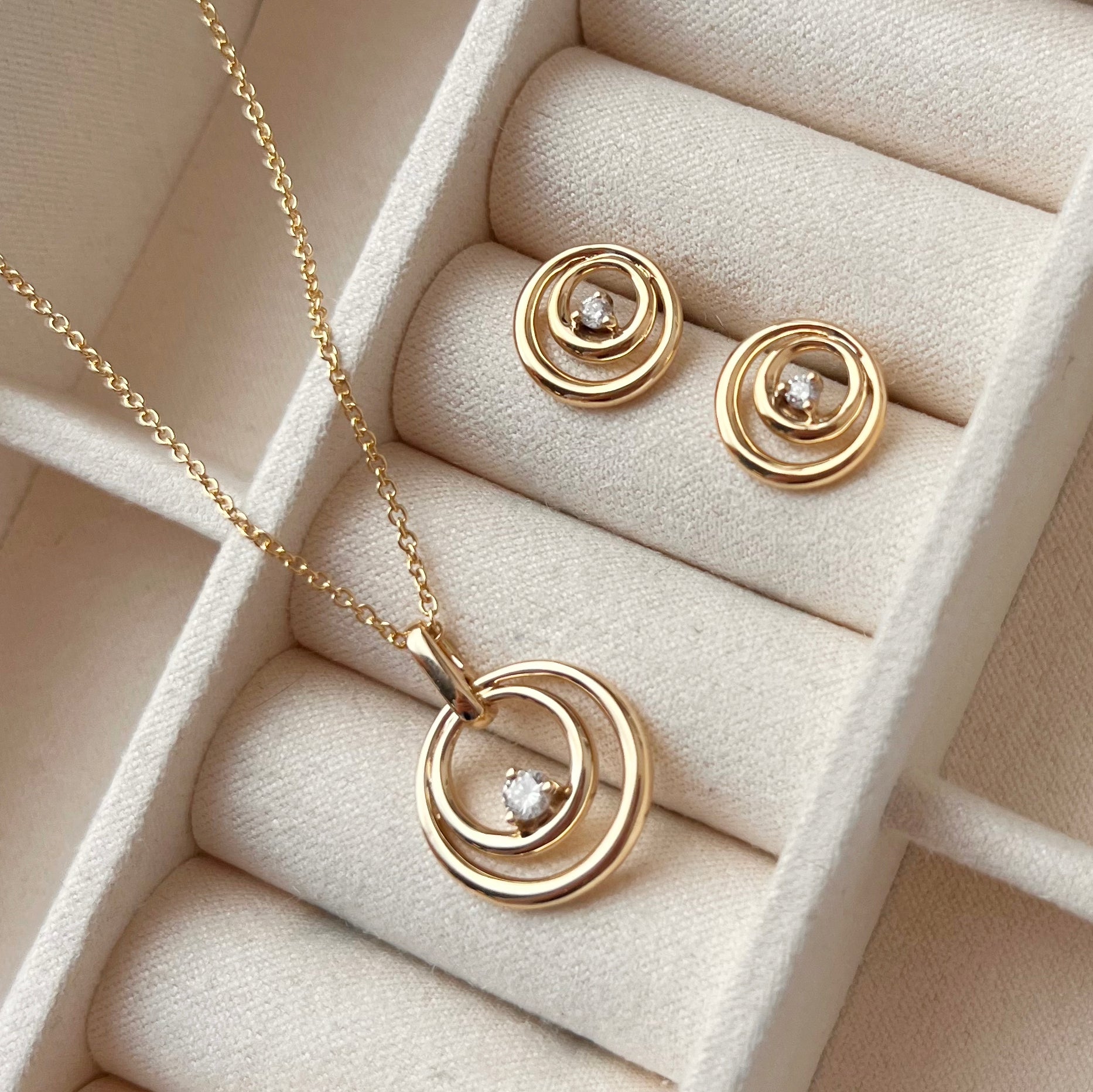 Scrouples Halskæde i Guld 8 kt. med Syn. cubic zirconia