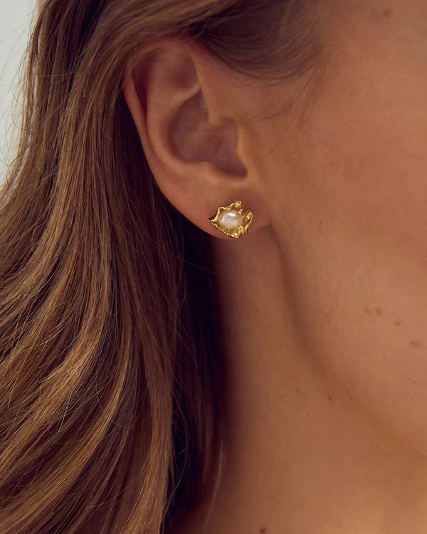 Iben forgyldt messing ørering med perle