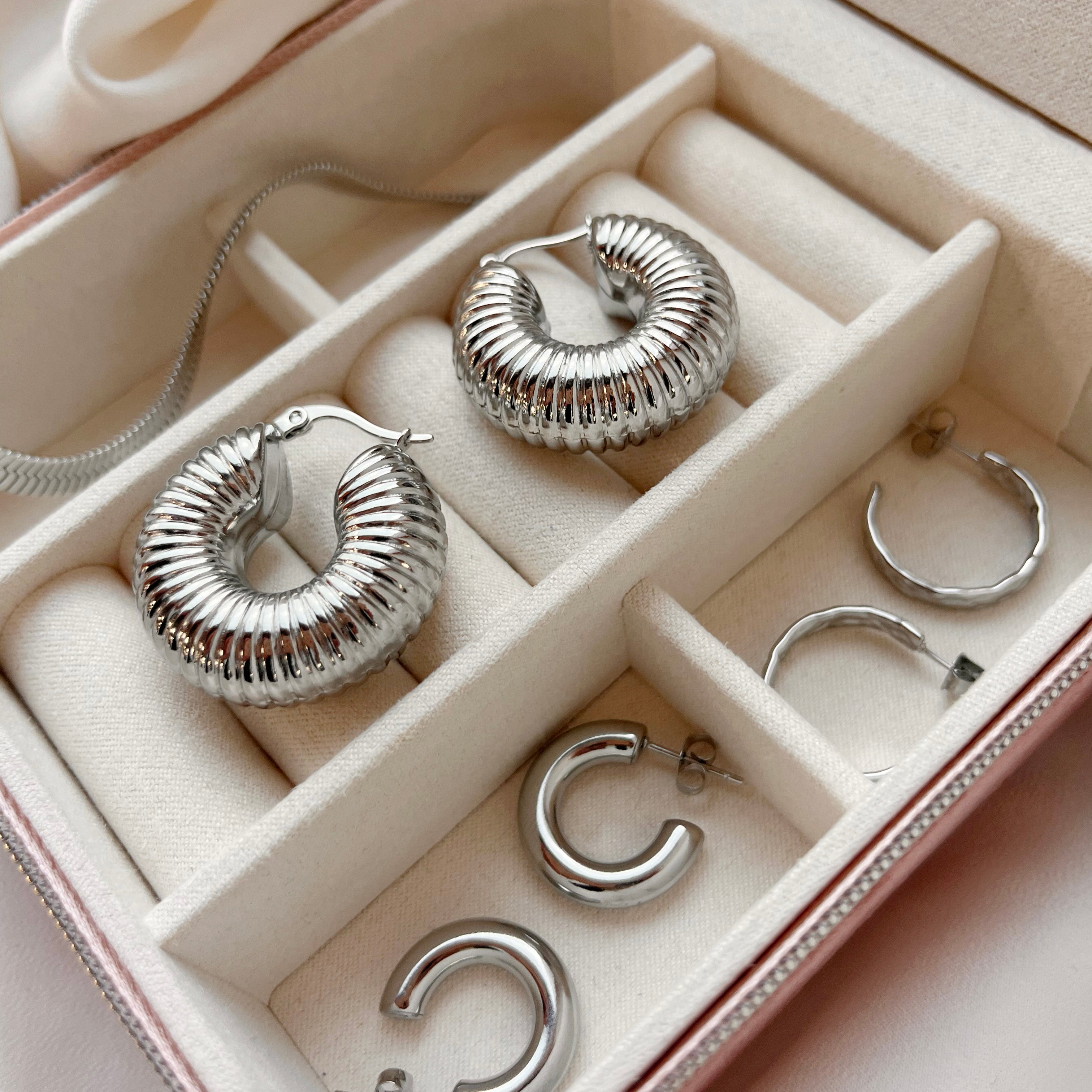 Scrouples Molly creoler rillet 30 mm stål guldfarvet