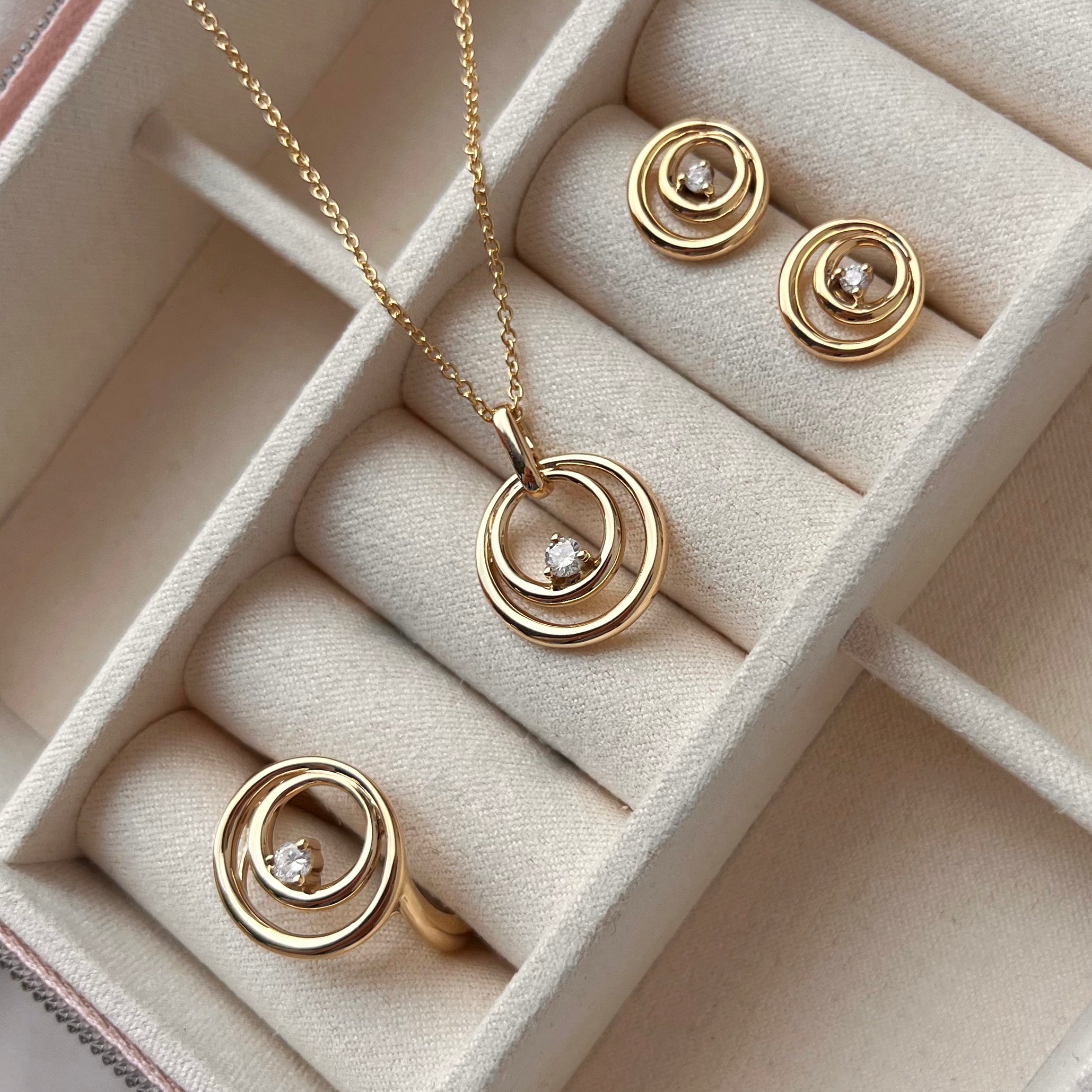 Scrouples Ringe i Guld 8 kt. med Syn. cubic zirconia